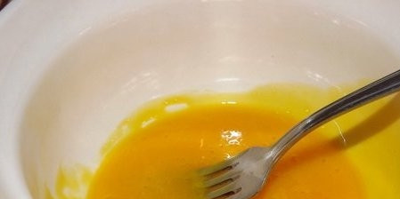 1. Этап. Ликер Адвокат: Желтки взбейте вилкой.