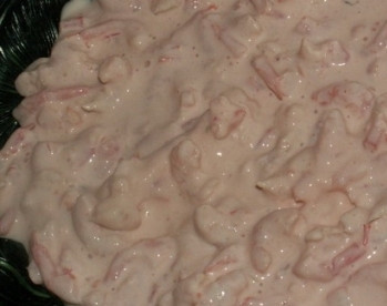 1. Этап. Салат Розовый фламинго: Смешайте майонез, кетчуп и плавленый сыр, добавьте сливки и измельченный чеснок, хорошо перемешайте. Выложите в получившийся соус креветки, оставьте их в холодильнике минимум на 1 час.