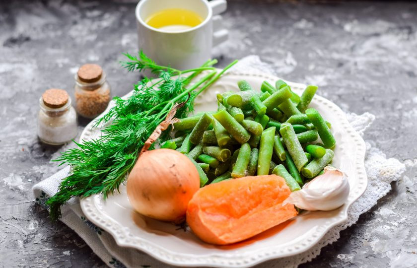 1. Этап. Стручковая фасоль с луком: Подготовьте все ингредиенты.