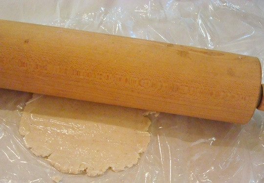 1. Этап. Лепешки из кукурузной муки: 5. И тонко раскатывайте.