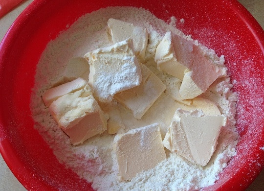 1. Этап. Песочный пирог с шоколадным кремом: 1. Смешаем муку с разрыхлителем и солью, добавим холодное масло, нарезанное на кусочки.