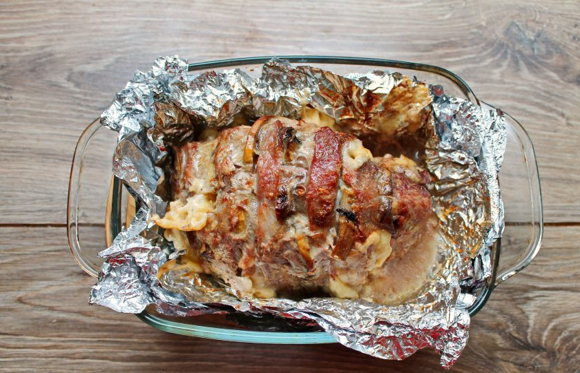 1. Этап. Мясная гармошка с сыром и грибами: Удалите сверху фольгу и запекайте в течение 15-20 минут. Достаньте мясо и дайте постоять 10 минут, чтобы оно 