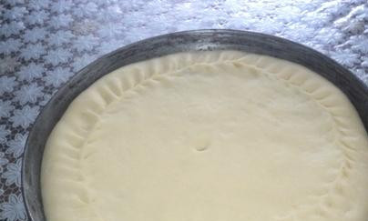 1. Этап. Пирог с урюком: Края кругов соединить и защипать.