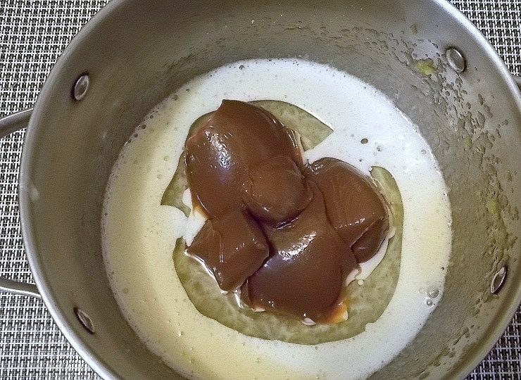 1. Этап. Пирог на вареной сгущенке с орехами: Влейте масло и добавьте сгущенку. Перемешайте до однородного состояния.