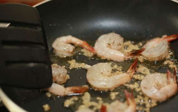 1. Этап. Заправка для салата с рукколой и креветками: 1. На растительном масле креветки обжарим и остудим. Избавимся от хвостиков и откинем на салфетку, чтобы лишний жир ушел.