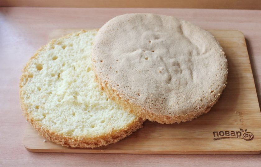 1. Этап. Торт со сливками и ананасами: После корж остудите и разрежьте на две равные части.