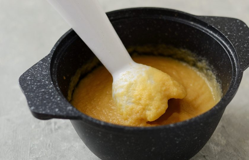 1. Этап. Суп-пюре из репы: Измельчите блендером овощи до консистенции пюре. Долейте еще горячей воды до желаемой консистенции.