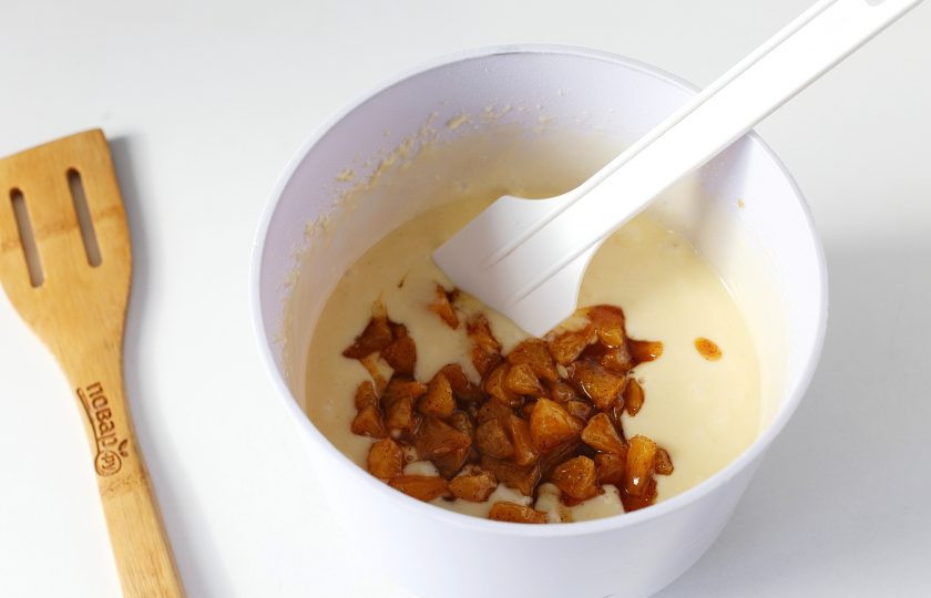 1. Этап. Пирог с мандаринами на кефире: Перемешайте и добавьте начинку.