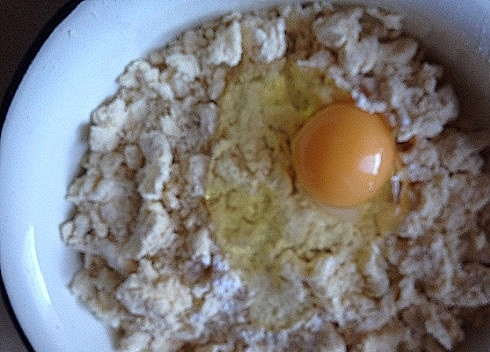 1. Этап. Сметанник: Теперь добавляем одно яйцо.