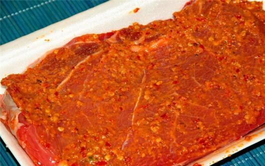 1. Этап. Мясо по-абхазски: 3. Если аджика хорошо соленая, то мясо можно не солить, если не очень хорошо - то посолить и хорошо втереть соль в мясо. Полученным маринадом нужно смазать мясо и оставить его где-то на 1 час.