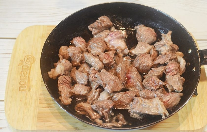 1. Этап. Говядина, тушенная с грибами и бренди-соусом: 4. Мясо посолите, поперчите и обжарьте на сковороде.