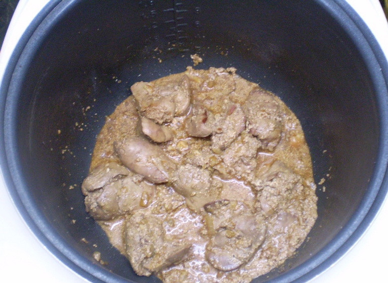 1. Этап. Куриная печень в сметане в мультиварке: Печень в сметане готова. Подавайте её горячей с любым гарниром. Приятного!