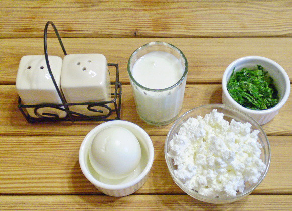 1. Этап. Салат из творога с зеленью: 1. Приготовим продукты. Зелень подходит как свежая (любая сезонная - укроп, петрушка, кинза, зеленый лук перо), так и замороженная.