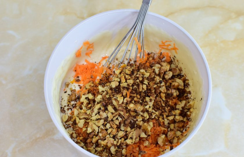 1. Этап. Морковный торт с маскарпоне и орехами: Затем добавьте корицу, цедру апельсина, морковь и орехи.