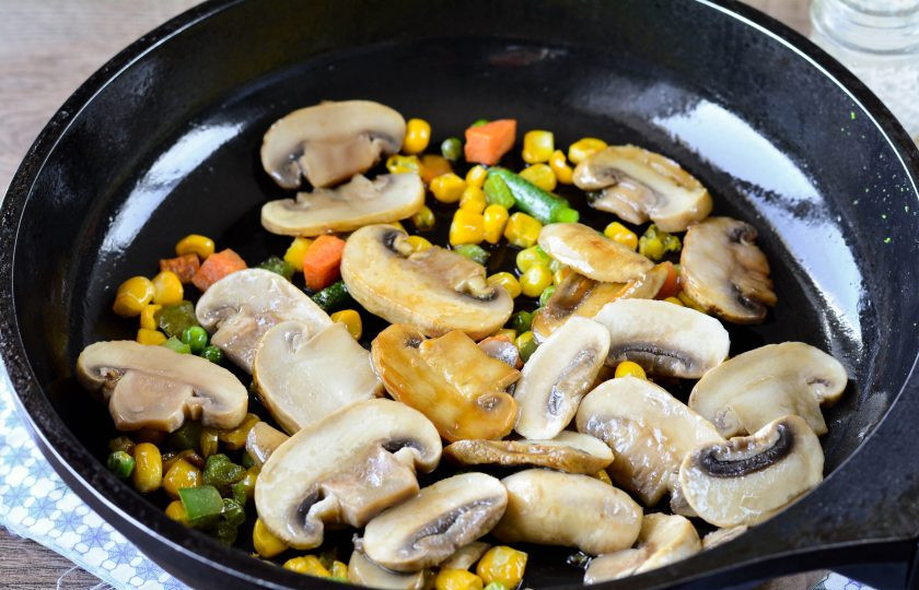 1. Этап. Диетический ризотто: Добавьте нарезанные пластинками шампиньоны и жарьте все вместе еще 3-4 минуты. Добавьте соль и перец по вкусу.