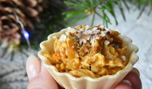 1. Этап. Коронационная индейка: Наполните получившимся коранационным салатом тарталетки или канапе. Сверху украсьте рубленным миндалем.