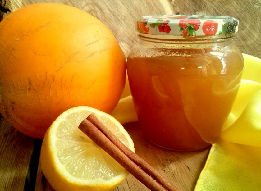 1. Этап. Джем из дыни на зиму: Разлейте еще горячий джем в стерилизованные банки и закрутите крышки. Храните эту прекрасную солнечную заготовку в прохладном месте или в холодильнике. Такой джем идеален в качестве начинки для дрожжевой выпечки.