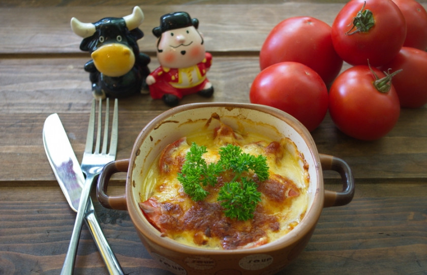 1. Этап. Грудка с помидорами и сыром: Запекайте в духовке около 15 минут. Подайте к столу.