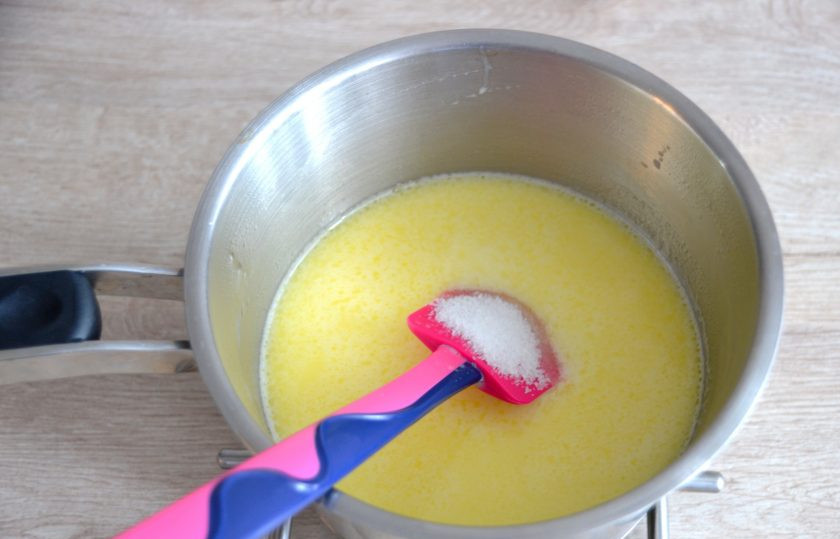 1. Этап. Суфле Крем-брюле: Нагрейте при помешивании до растворения сахара и появления пузырьков, но не кипятите.