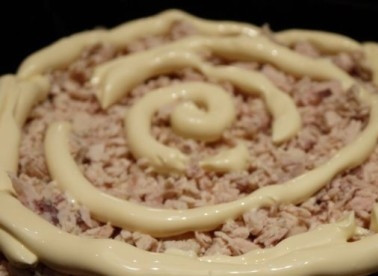 1. Этап. Салат с курицей и черносливом слоеный: Выкладываем курицу в салатник и смазываем майонезом.