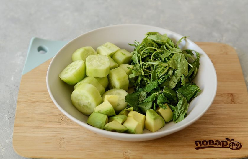 1. Этап. Гаспачо из огурцов: Огурцы помойте, срежьте кожуру. Авокадо очистите от кожуры и удалите косточку. Листья мяты отделите от веточек. Рукколу помойте и обсушите.