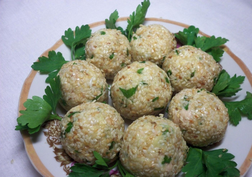 1. Этап. Закусочные шарики с печенью трески: Украсьте закуску зеленью перед подачей. Приятной дегустации!