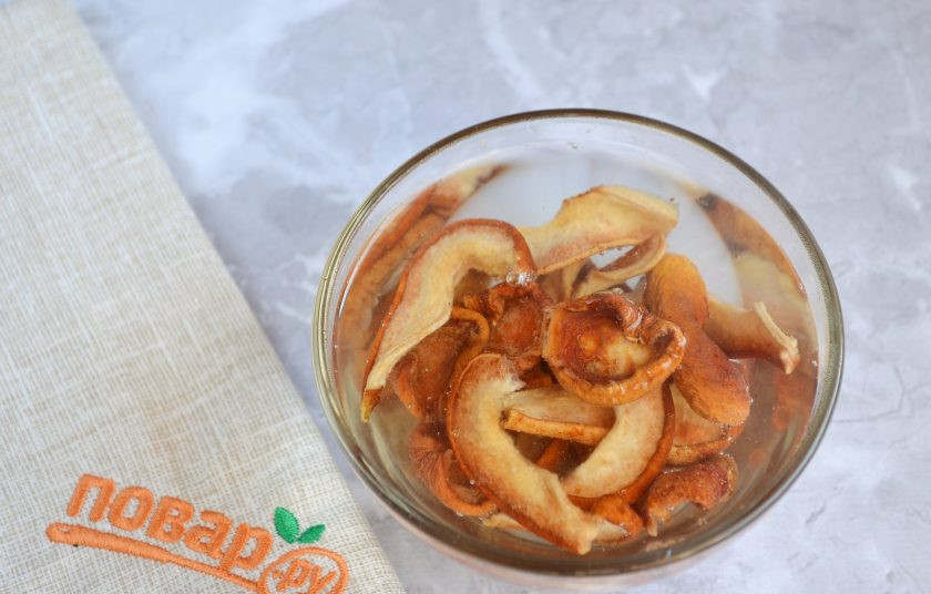 1. Этап. Легкий зимний салат: 2. Если используете сухофрукты, то залейте их кипятком на пару минут. У меня груши и абрикосы сушеные. Если финики, то удалите косточки, на весь салат понадобится 8-10 фиников. Оба варианта для салата отлично подходят.