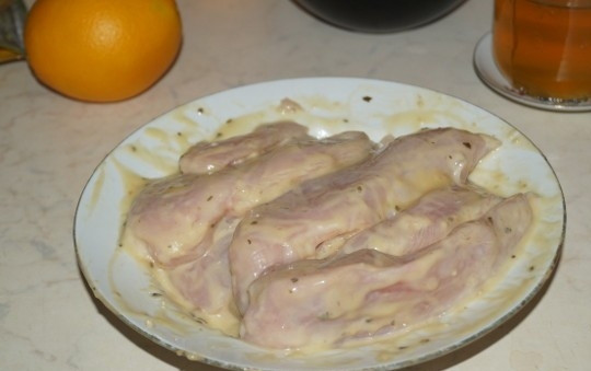 1. Этап. Куриная грудка в аэрогриле: 3. Вымойте филе, обсушите и натрите полученным соусом со всех сторон. Оставьте на часик-полтора, чтобы курочка пропиталась.