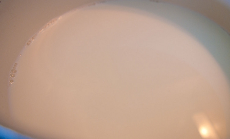 1. Этап. Панна котта: Вливаем сливки в кастрюльку и доводим практически до кипения. На поверхности должны появится первые пузырьки.