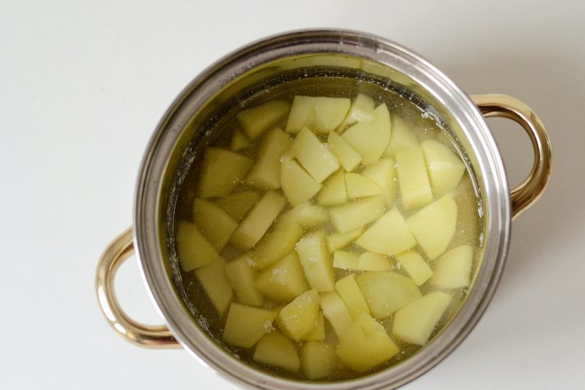 1. Этап. Ирландские сконы: Картофель очистите от кожуры, затем отварите в подсоленной воде.