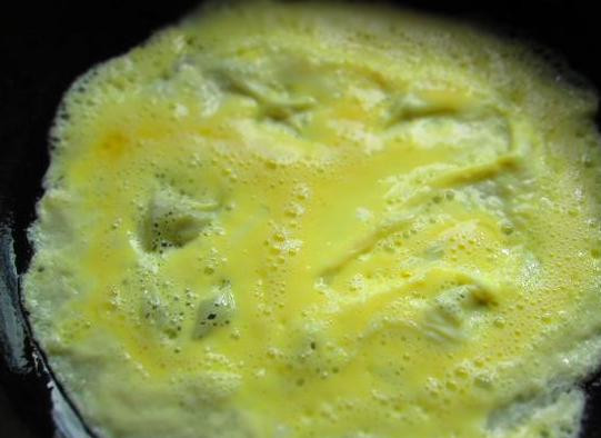 1. Этап. Начинка для бризолей: Одно яйцо взбиваем в мисочке (можно немного посолить) и полученную смесь выливаем на разогретую сковородку.