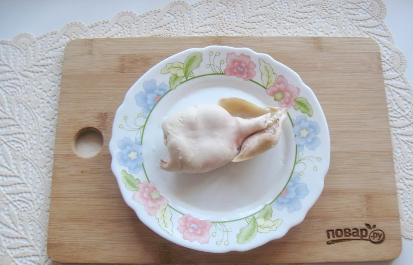 1. Этап. Салат Царская радость: В кастрюле доведите воду до кипения и выложите очищенный кальмар. Варите 3 минуты и извлеките. После охладите.