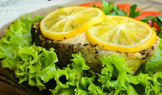 1. Этап. Стейк из семги в фольге: 5. Подавайте ее вместе со свежими овощами, на подушке из листьев салата или вместе с гарниром. На гарнир подойдет отварной рис.