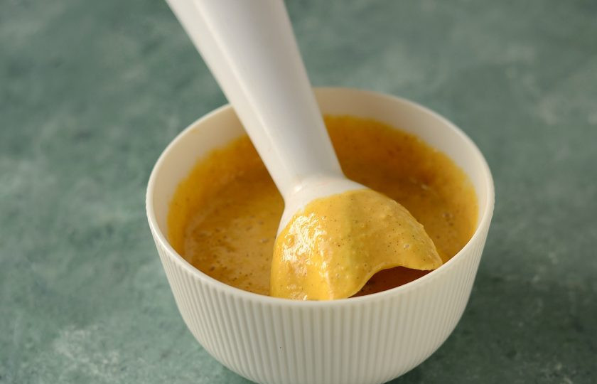 1. Этап. Луковая подлива для котлет: Дополнительно подливку можно измельчить блендером до однородной консистенции.