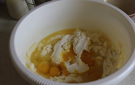 1. Этап. Пасха из козьего творога: 3. Вводим яйца (4-6 штук - по желанию).