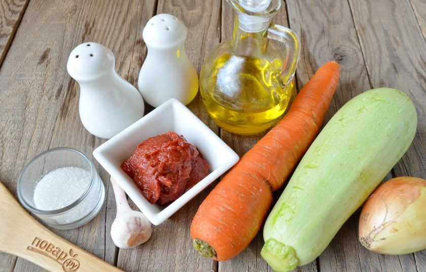 1. Этап. Консервация кабачковой икры на зиму: Подготовьте продукты, овощи вымойте, очистите. У кабачков срежьте хвостики.