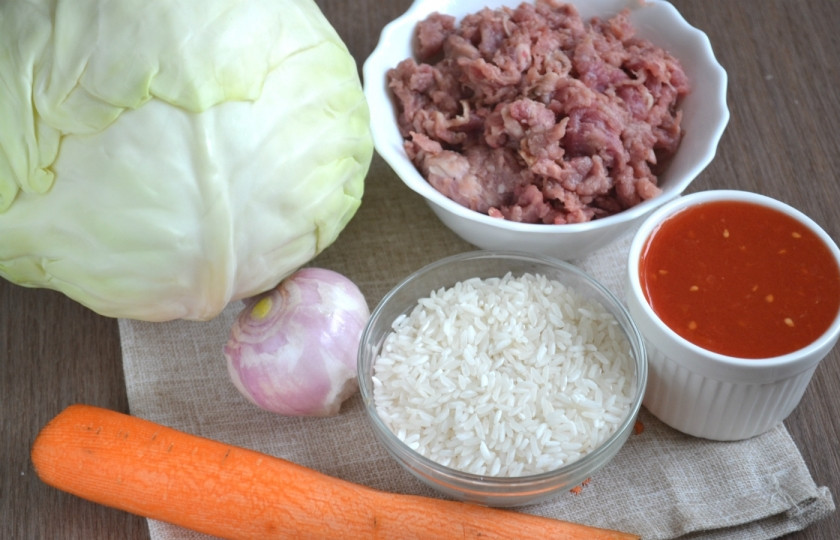 1. Этап. Ленивые голубцы под соусом: Подготовьте все необходимые ингредиенты. Фарш возьмите свиной или свино-говяжий, они идеально подойдут для приготовления этого блюда.