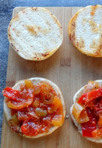 1. Этап. Чизбургер с лечо: На нижнюю часть булки щедро выложить лечо.