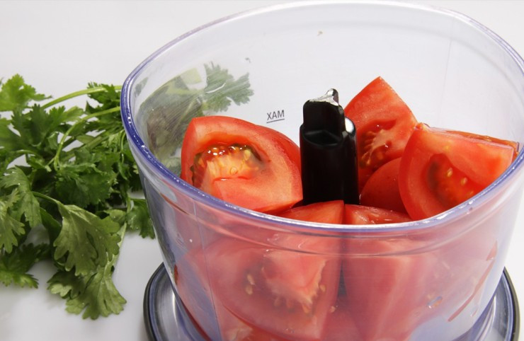 1. Этап. Коктейль из помидоров: Теперь нарезаем помидоры на небольшие части и выкладываем их в чашу блендера, часть свежей зелени отправляем туда же, измельчаем все до однородной воздушной массы.