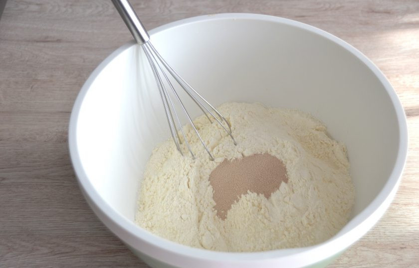 1. Этап. Итальянский хлеб с розмарином в духовке: В миску для замешивания теста просейте муку, добавьте дрожжи, смешайте.