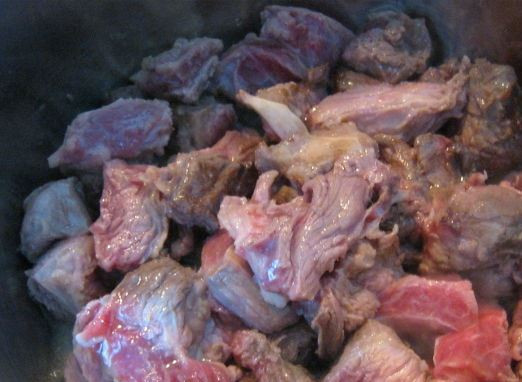 1. Этап. Лагман из говядины по-узбекски: Мясо нарежьте крупными кубиками. В казанке разогрейте растительное масло и обжарьте говядину до золотистой корочки, 10-15 минут.