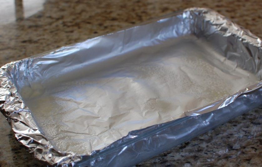 1. Этап. Шоколадный пирог с кабачком: 1. Форму для выпечки застелите фольгой или пергаментом. Натрите на терке кабачки.