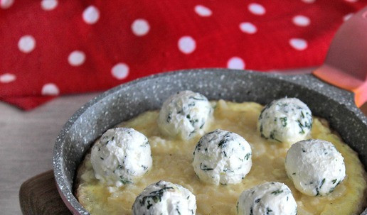 1. Этап. Омлет «На ужин»: Готовый омлет с рисом украсить шариками из творожного сыра с зеленью и чесноком, подать к столу. Приятного аппетита!