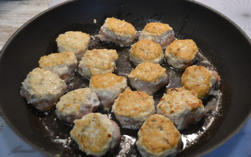 1. Этап. Куриные тефтели без риса: Сформируйте из фарша тефтели и слегка обжарьте их на растительном масле со всех сторон.