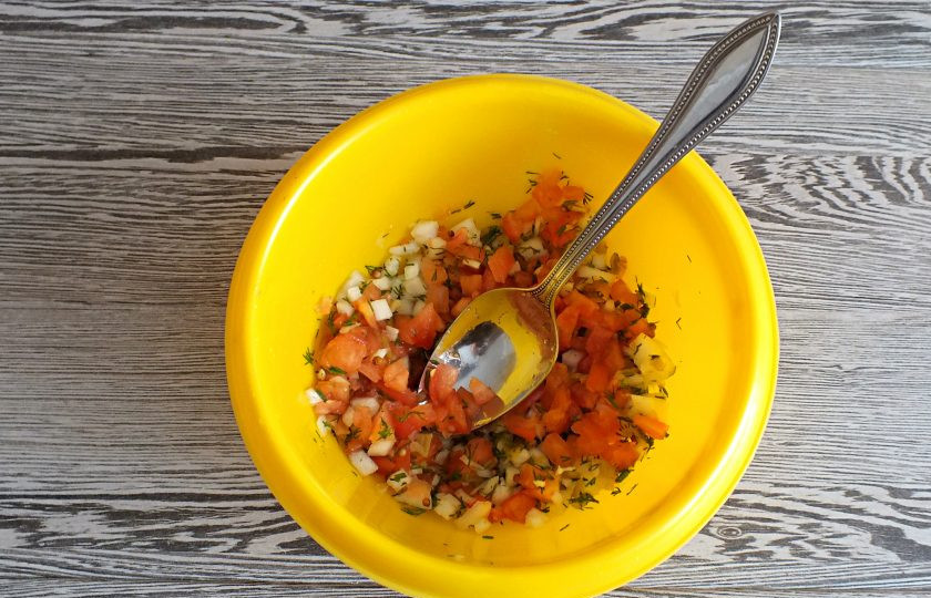 1. Этап. Мексиканские бутерброды: Помидоры разрежьте пополам, удалите семена. Оставшуюся мякоть нарежьте маленькими кубиками. Добавьте в чашу к луку с перцем. Перемешайте. Уберите в холодильник на 1 час.