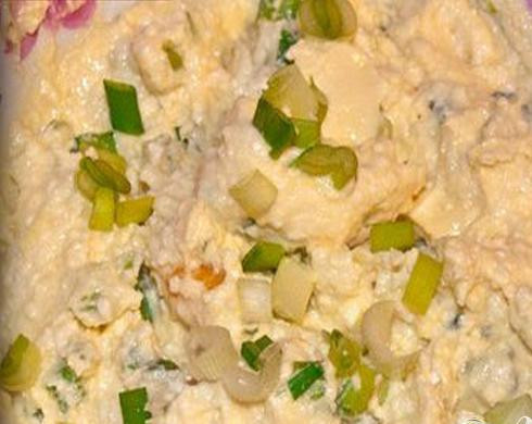 1. Этап. Творожные плюшки Бешеная тыква: 2. В творог вбиваем яйцо и размешиваем, затем измельчаем зеленый лук и добавляем в творог. Все хорошенько перемешиваем. Творог и тыкву соединяем вместе. Все тщательно перемешиваем.