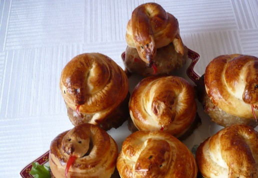 1. Этап. Мясные гнезда из фарша индейкиЗмейки: Извлеките форму из духовки и переложите гнезда из фарша индейки на блюдо, подавайте к столу горячими.