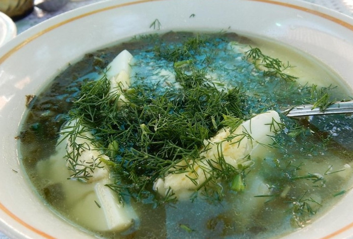 1. Этап. Суп из ревеня: Разливаем суп по тарелкам, добавляем в него свежий укроп и кусочки вареных яиц. Приятного аппетита!