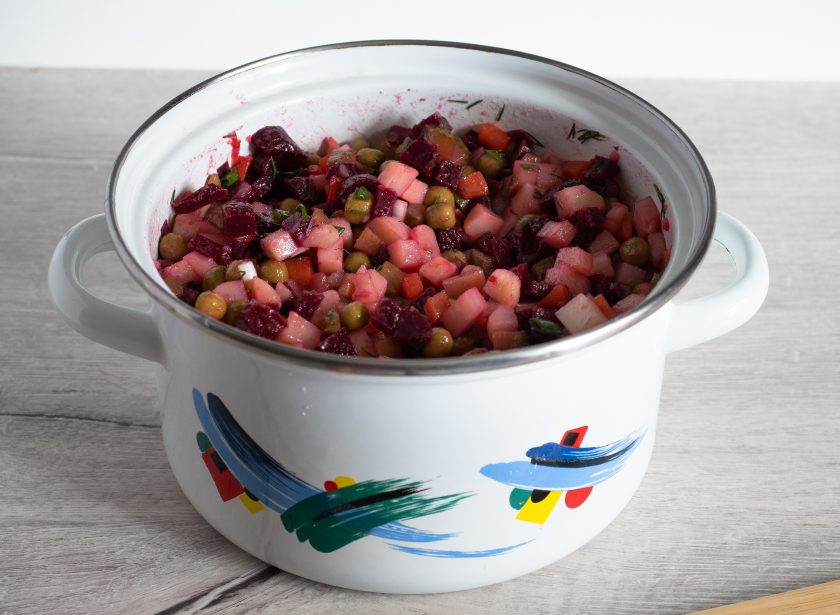 1. Этап. Винегрет с солеными огурцами и горошком: Посолите по вкусу и поставьте в холодильник на 30-60 минут. Настоявшийся винегрет в разы вкуснее, чем свежеприготовленный.