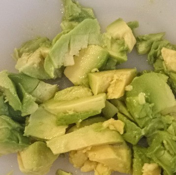 1. Этап. Салат из спаржи, авокадо и яиц: Авокадо нарезать кубиками, выложить в миску.